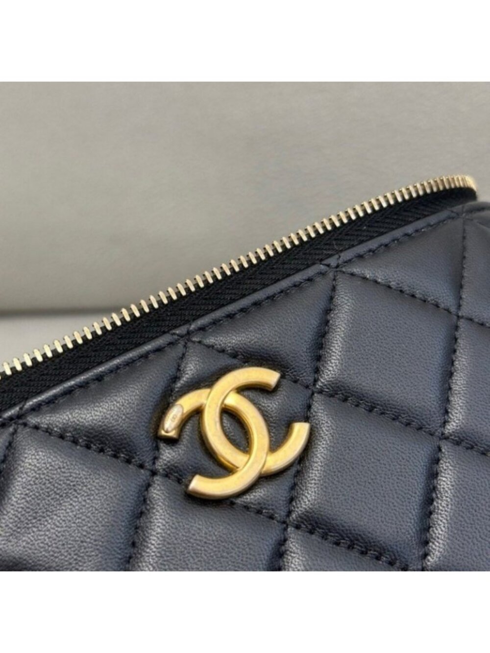 Chanel small black quilted lambskin chain cosmetic bag - Picture 8 of 9
